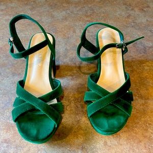Wskeisp women green faux suede platform shoe. Size 41.(9/9.5)